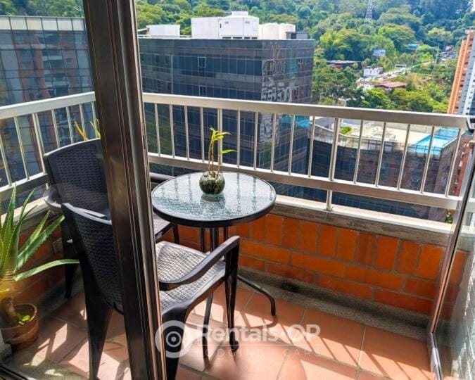 Spacious apartment near Lleras and Provenza rentalsOP AN08 Apartment in Medellin