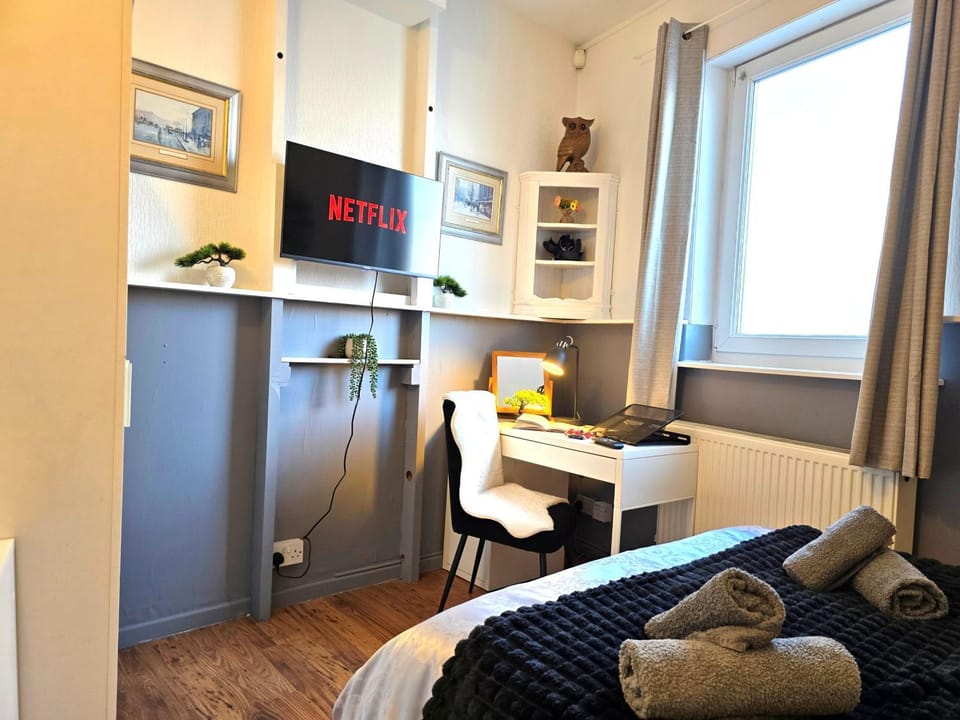 Restaurant/places to eat, TV and multimedia, Photo of the whole room, Decorative detail, Decorative detail, Bedroom, Supermarket/grocery shop, ATM, storage, stove, toaster, towels, wardrobe, washing machine, kitchen