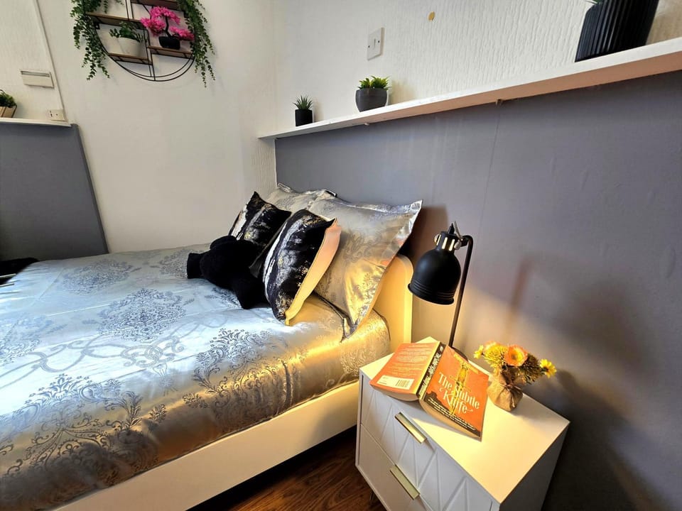 Restaurant/places to eat, Bed, Photo of the whole room, Decorative detail, Decorative detail, Bedroom, Supermarket/grocery shop, Shopping Area, furniture, furniture, hair dresser, stove, toaster, towels, wardrobe