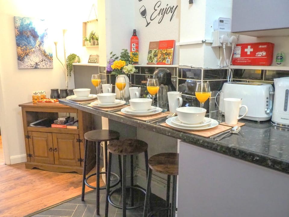 Restaurant/places to eat, Coffee/tea facilities, Balcony/Terrace, Kitchen or kitchenette, Photo of the whole room, Decorative detail, Decorative detail, Pets, group of guests, Parking, furniture, microwave, pet friendly, pet friendly, stove, toaster, kitchen