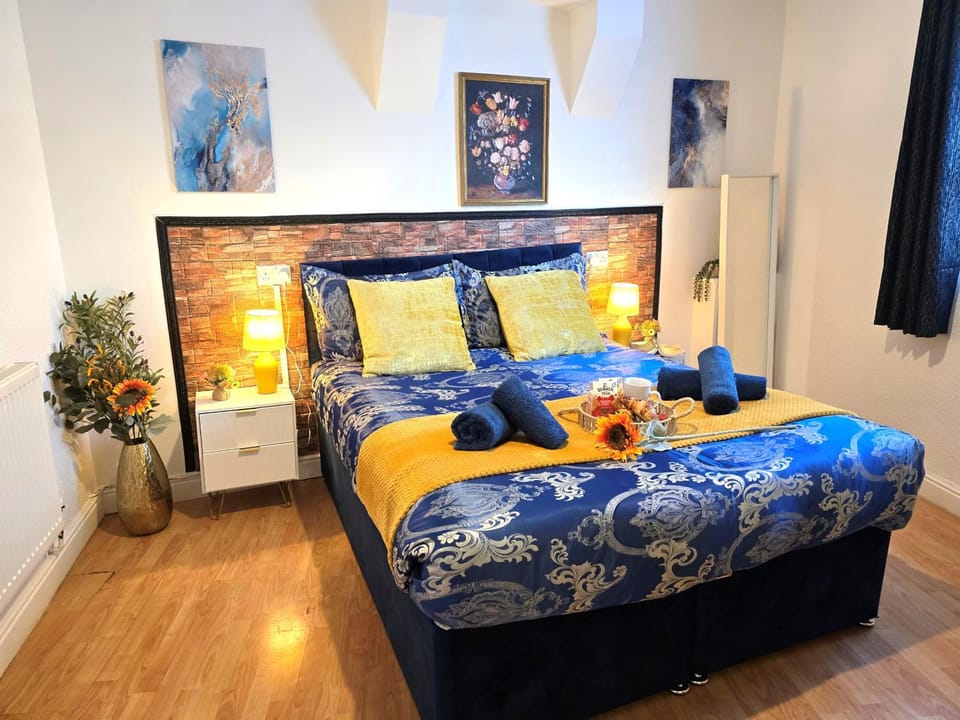 Bed, TV and multimedia, Photo of the whole room, Decorative detail, Bedroom, towels, wardrobe, laundry