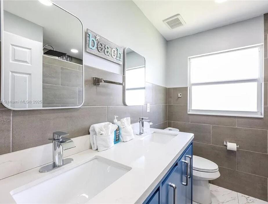 Waterfront 3BR Pool Oasis with Dock, Grill & Lounge Villa in Cape Coral