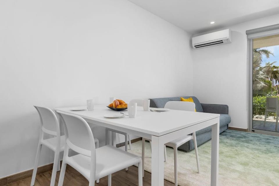 NEW 1B1BA Spacious Condo w/Pool, GYM @ Palm Beach! Apartment in Noord