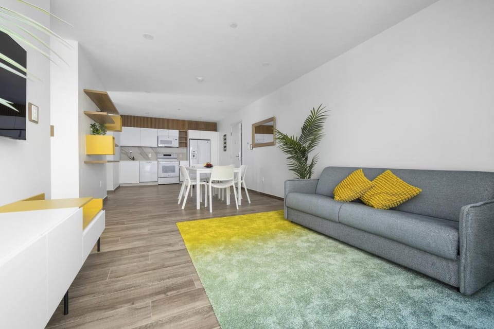 Stylish NEW 1BR w/Pool & Gym ~ Walk to Palm Beach! Apartment in Noord