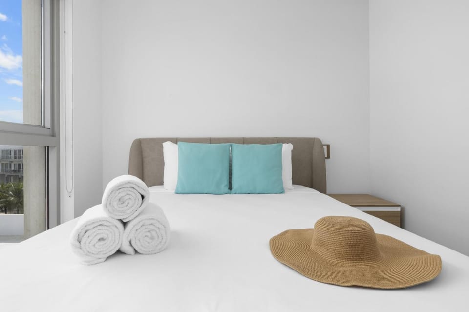 Stylish NEW 1BR w/Pool & Gym ~ Walk to Palm Beach! Apartment in Noord