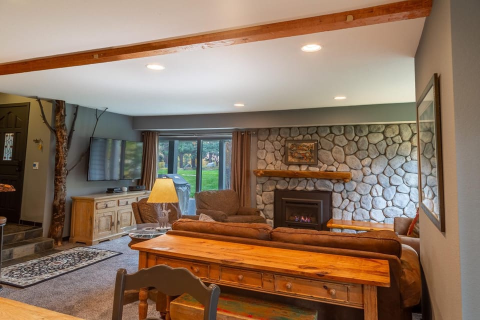 Tranquil & Woodsy 2/2 Retreat – Jacuzzi, W/D, BBQ! House in Mammoth Lakes