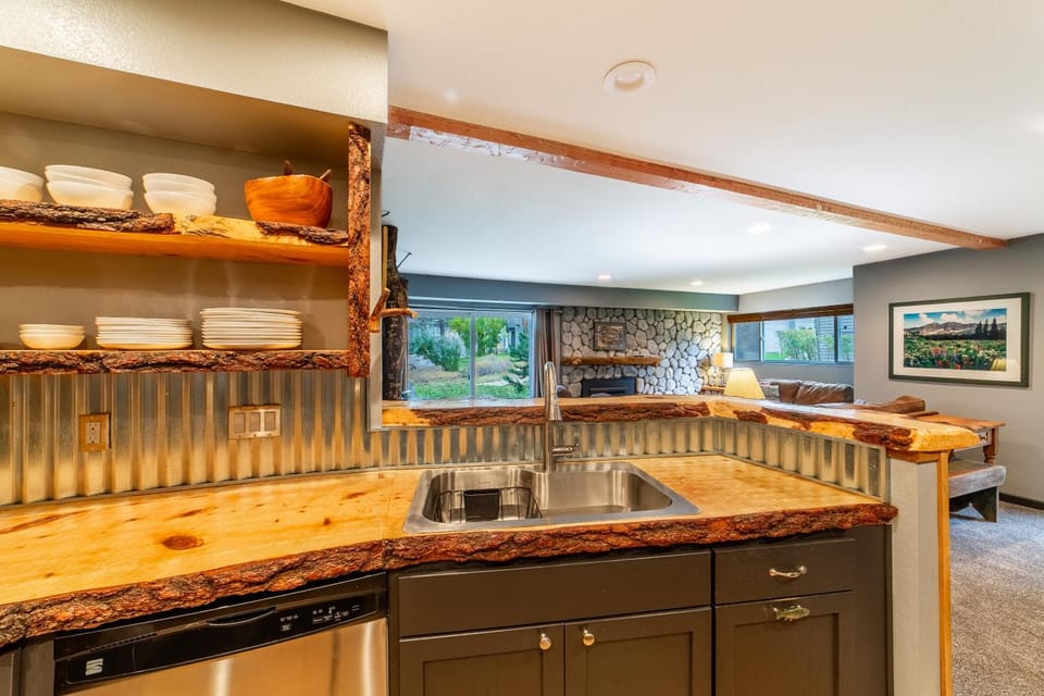 Tranquil & Woodsy 2/2 Retreat – Jacuzzi, W/D, BBQ! House in Mammoth Lakes