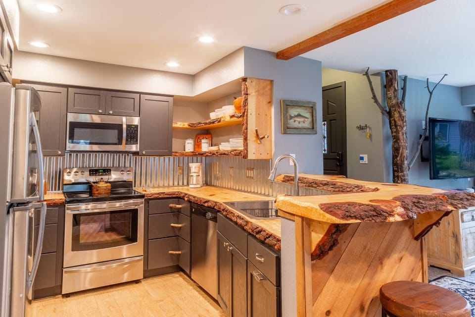 Tranquil & Woodsy 2/2 Retreat – Jacuzzi, W/D, BBQ! House in Mammoth Lakes