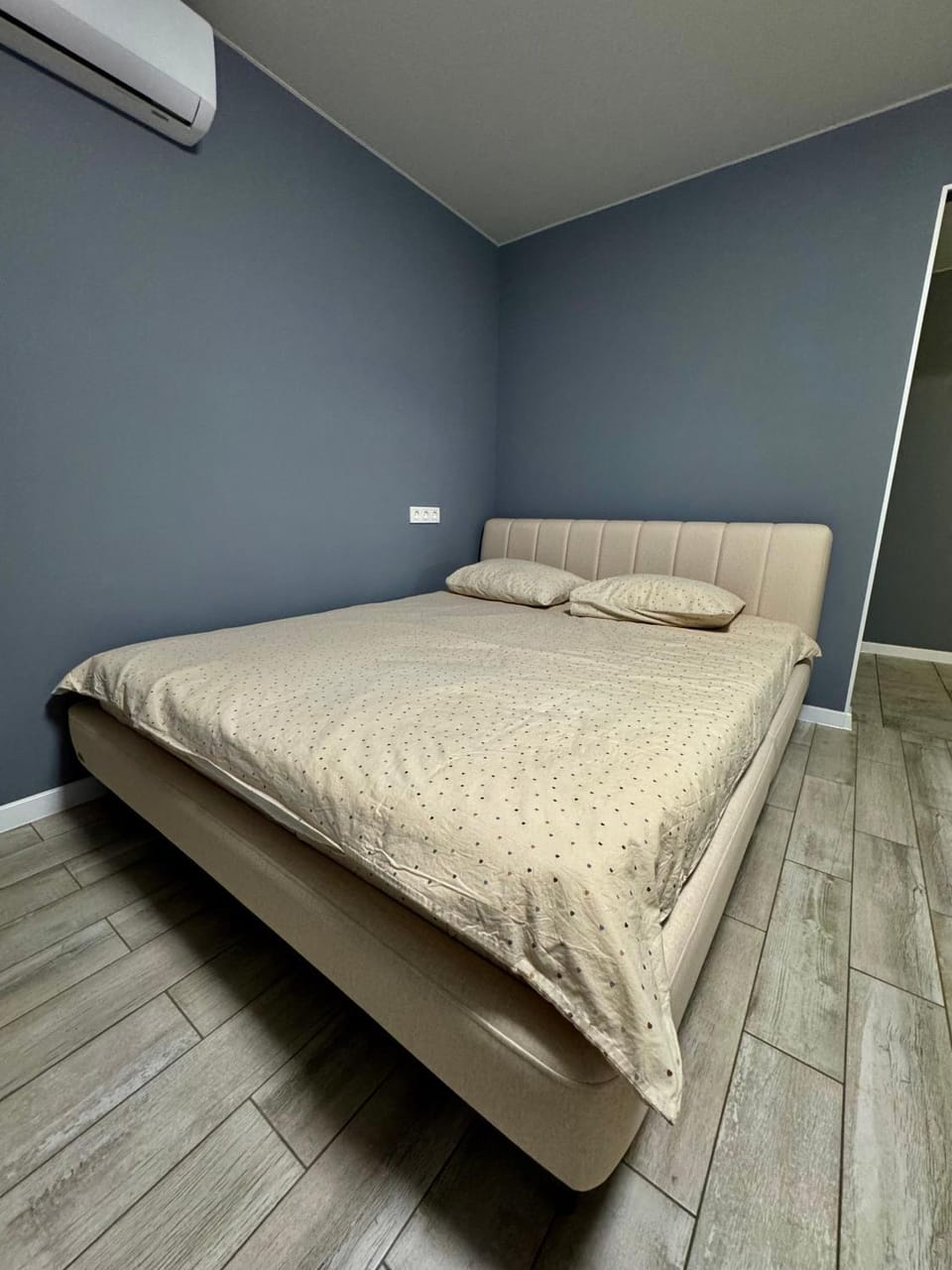 Простора і сучасна євродвушка в центрі Черкас з терасою! Apartment in Ukraine
