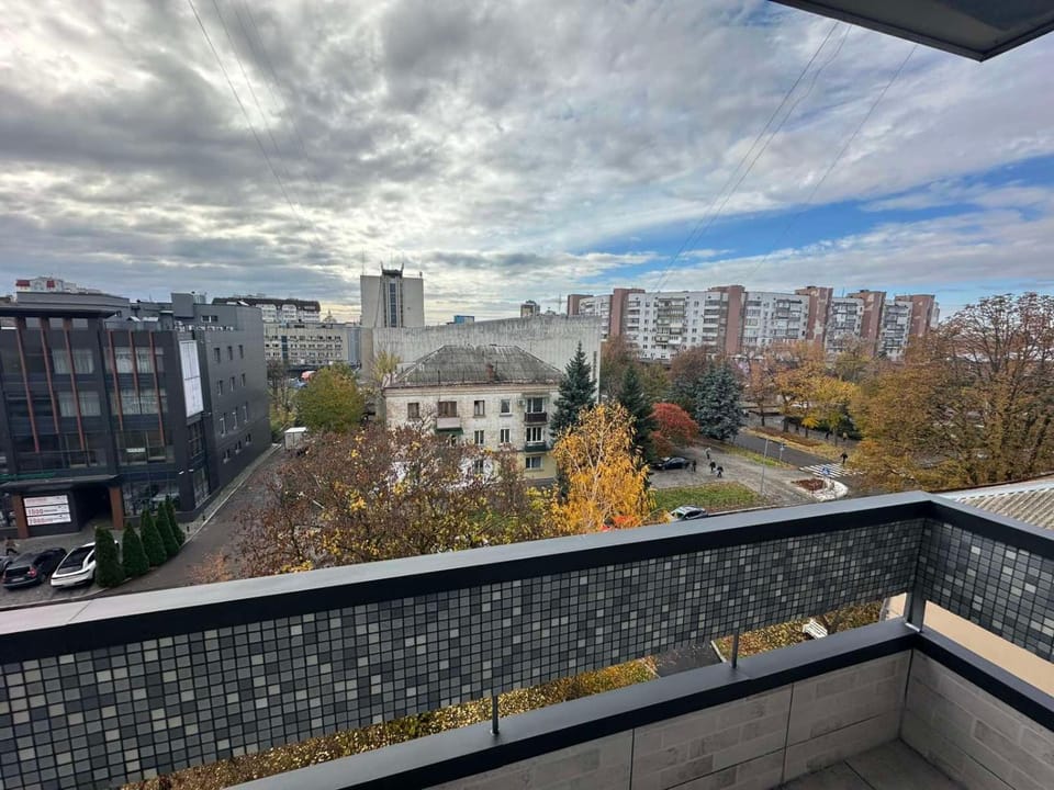 Простора і сучасна євродвушка в центрі Черкас з терасою! Apartment in Ukraine