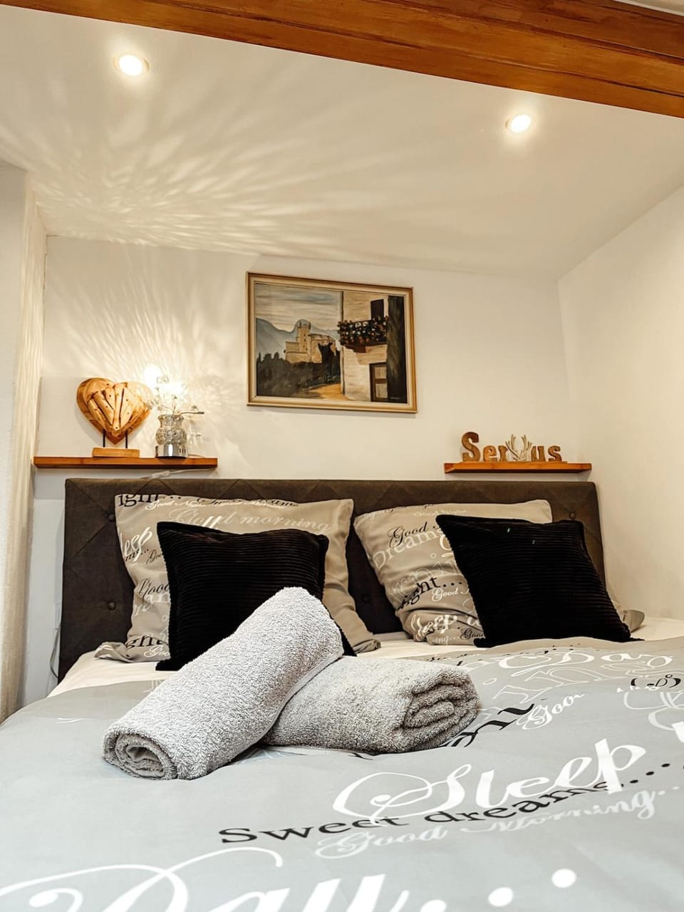 Bed, Photo of the whole room, Decorative detail, Bedroom