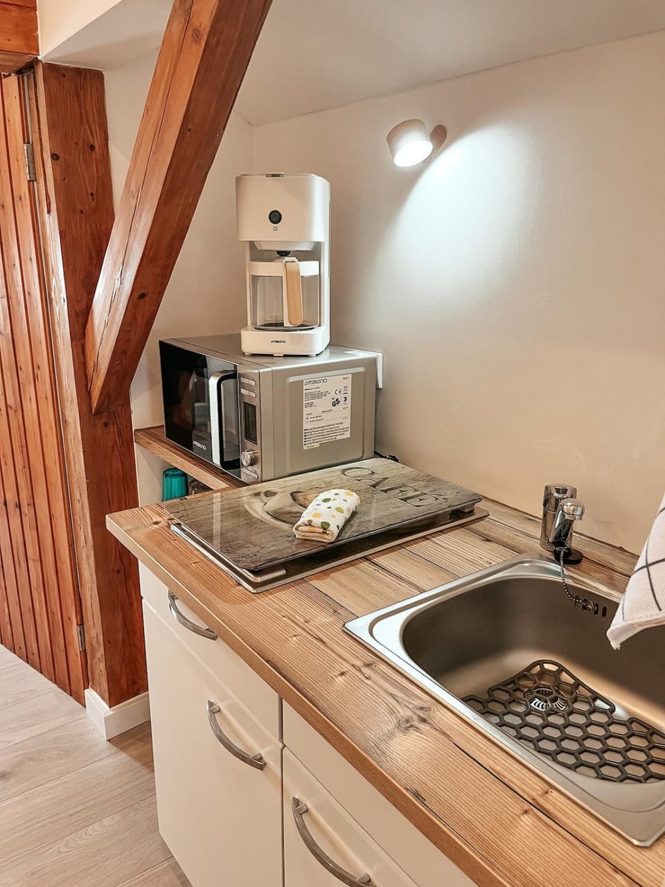 Kitchen or kitchenette, dishwasher, stove, toaster