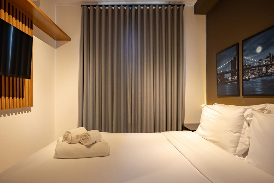 Bed, TV and multimedia, Photo of the whole room, Bedroom, towels