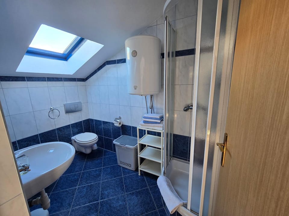 Shower, Toilet, Bathroom, bidet, towels
