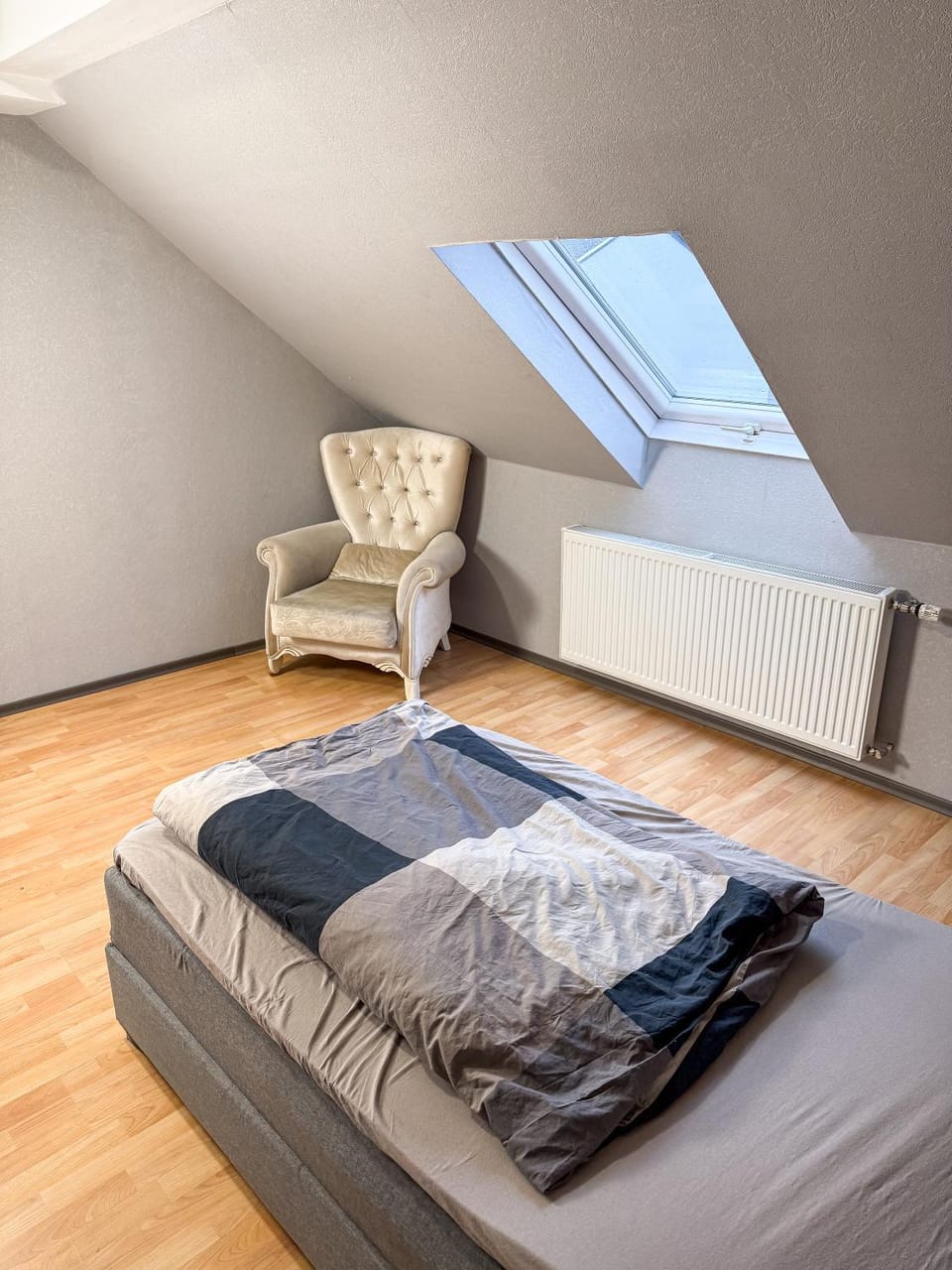 Bed, Seating area, Bedroom, internet