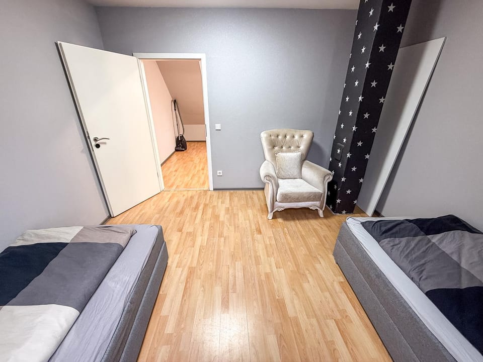Bed, Living room, Photo of the whole room, Seating area