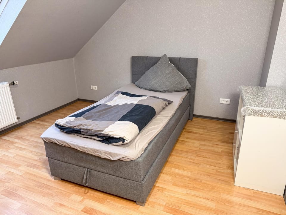 Bed, Photo of the whole room, Bedroom, towels