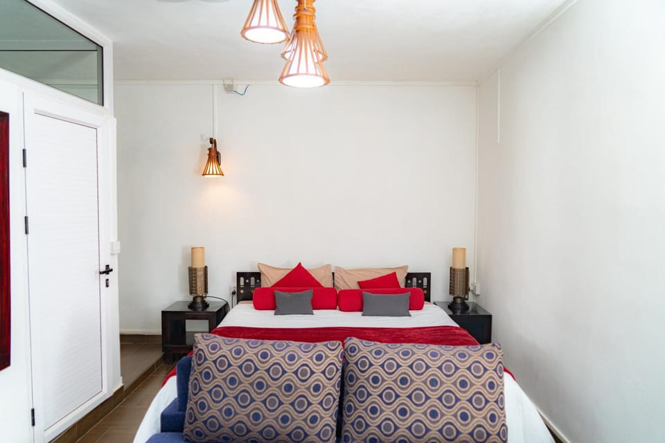 Bed, Living room, Photo of the whole room, Seating area, Bedroom