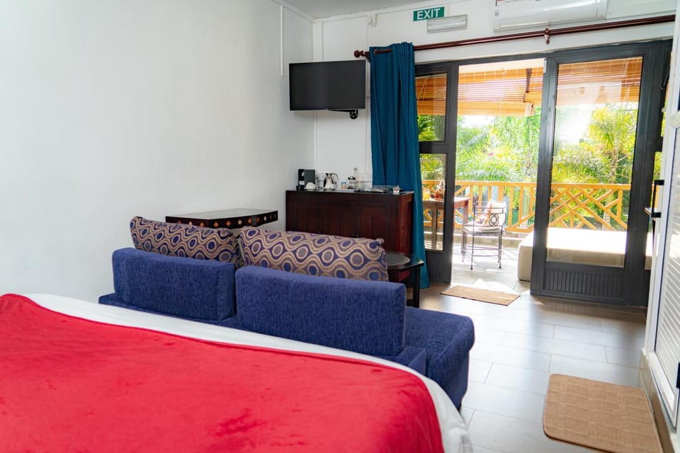 TV and multimedia, Living room, Seating area, Bedroom
