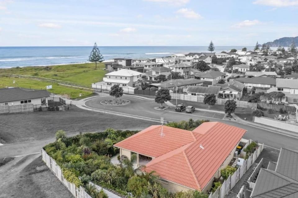 Property building, Neighbourhood, Natural landscape, Bird's eye view, Beach, Sea view, Street view, Location
