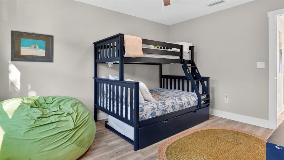 Seating area, Bedroom, children, bunk bed, Family