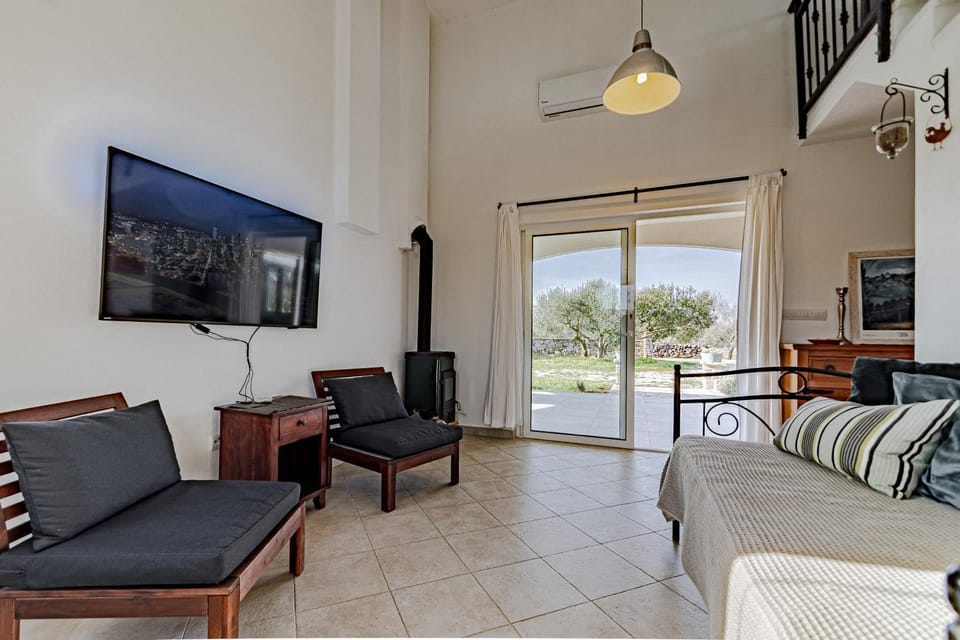 Communal lounge/ TV room, TV and multimedia, View (from property/room), Living room, Seating area, Evening entertainment