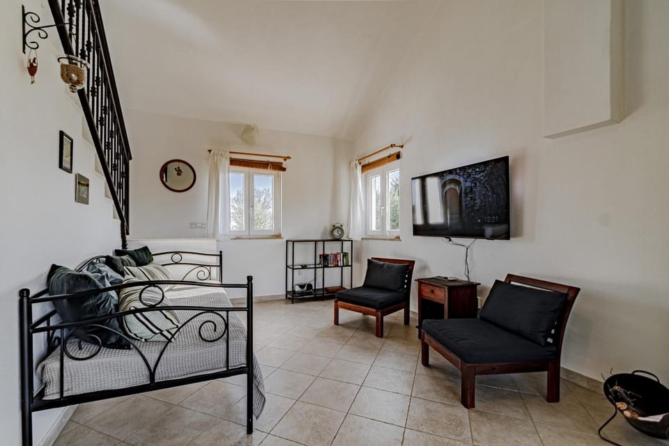 Communal lounge/ TV room, TV and multimedia, Living room, Seating area, Evening entertainment