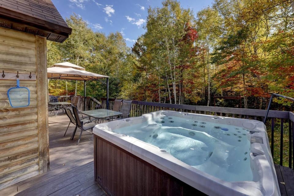 4BR Chalet Near Baie-Saint-Paul HotTub Sleep 10 Chalet in Baie-Saint-Paul
