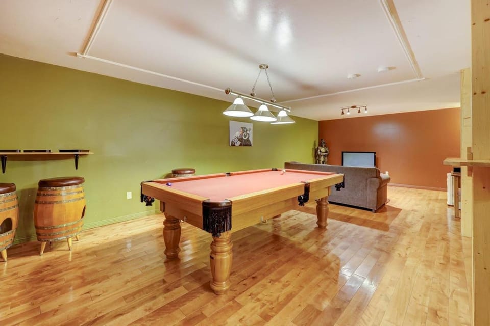 4BR Chalet Near Baie-Saint-Paul HotTub Sleep 10 Chalet in Baie-Saint-Paul