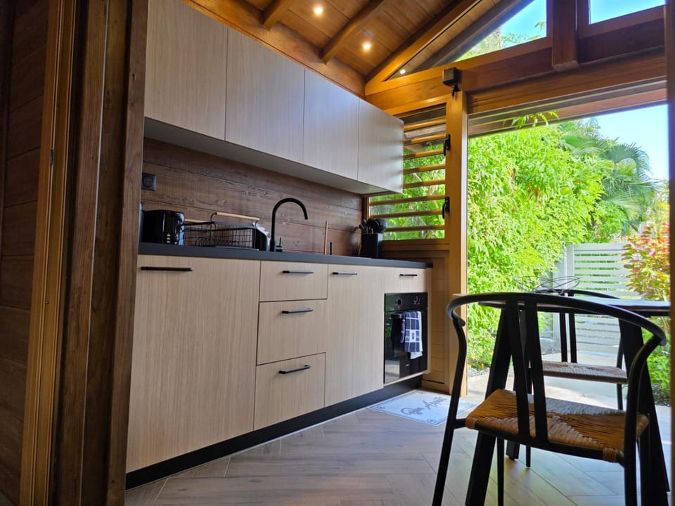 Coffee/tea facilities, Kitchen or kitchenette, Garden view, minibar, stove