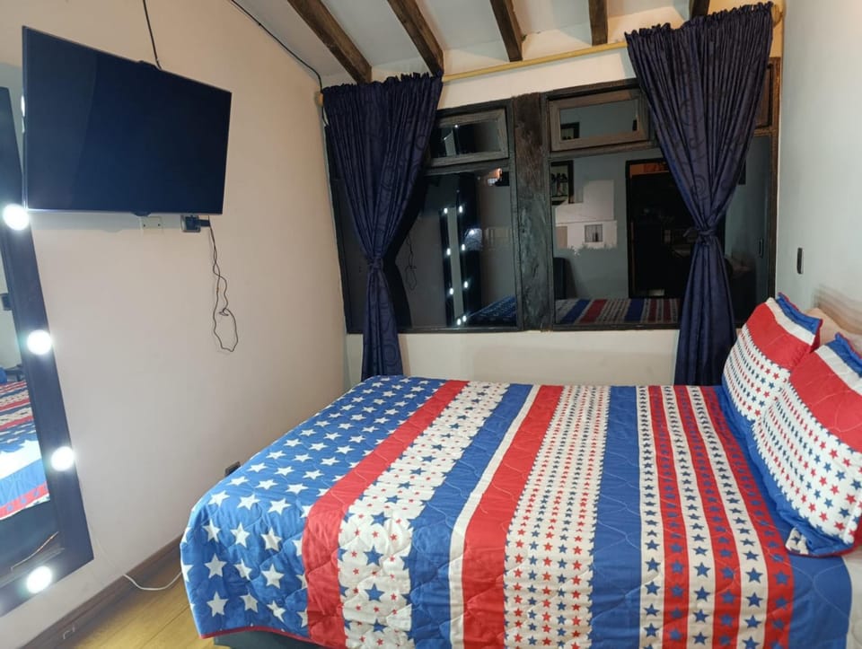 Bed, TV and multimedia, Photo of the whole room, Bedroom