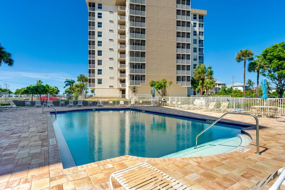Stroll to Bonita Beach Park: Ocean-View Getaway Apartment in Bonita Springs