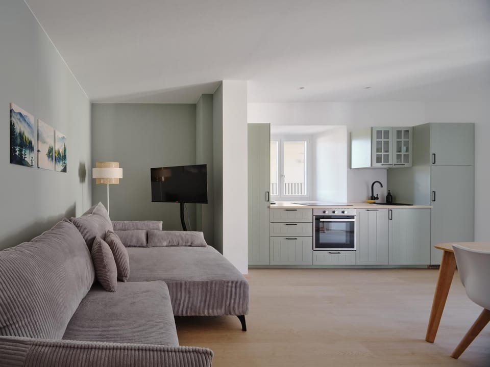 TV and multimedia, Kitchen or kitchenette, Living room, Seating area, Dining area