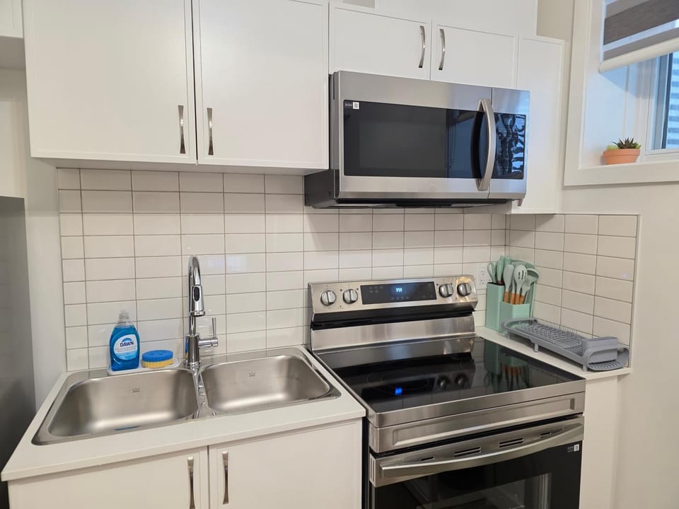 Modern Private Suite - 1BRM- Close to West Edmonton Mall Apartment in Edmonton