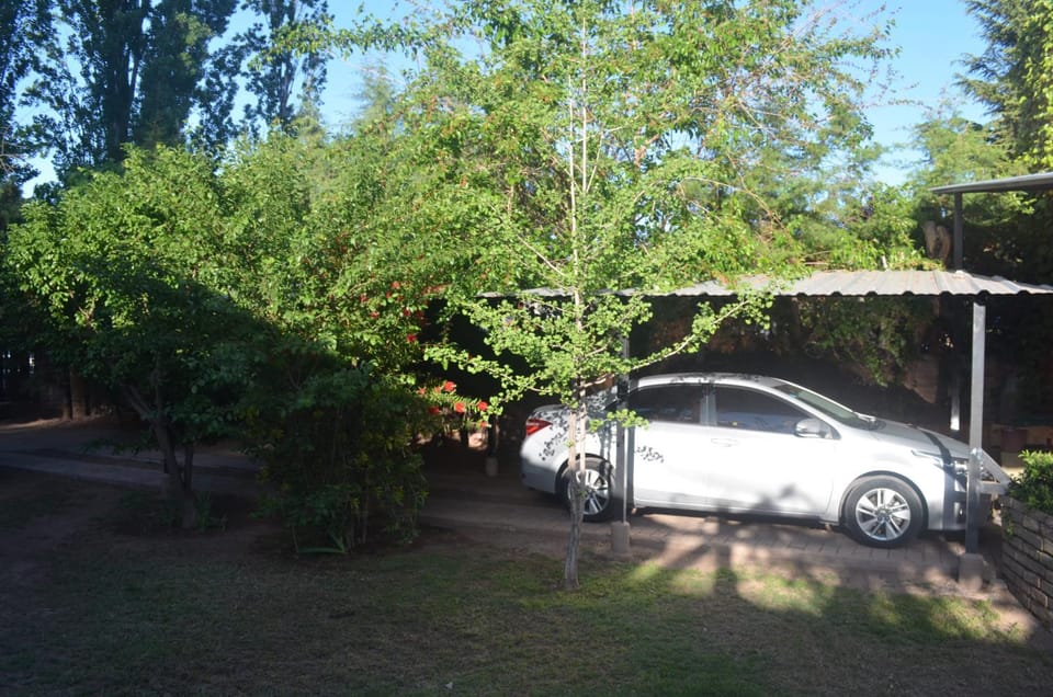 Casa rústica en zona de bodegas amplio jardín pileta fogón y churrasqueara Chalet in Luján de Cuyo