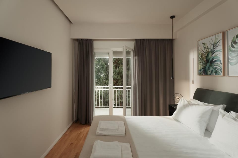 Bed, TV and multimedia, Bedroom