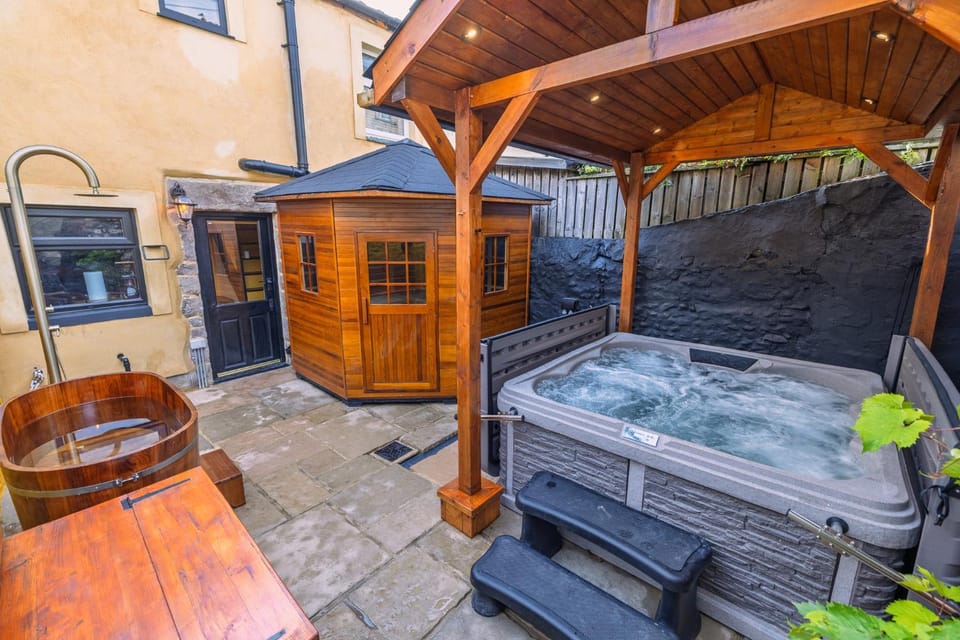 Shower, Garden, Hot Tub, Sauna, Steam room, Open Air Bath