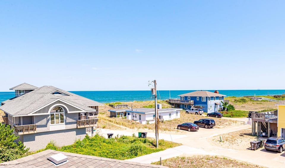 Swink Cottage - Southern Shores, Ocean View, 40 Yards to the Beach, Hot Tub, Pets OK, Flex Stays House in Southern Shores