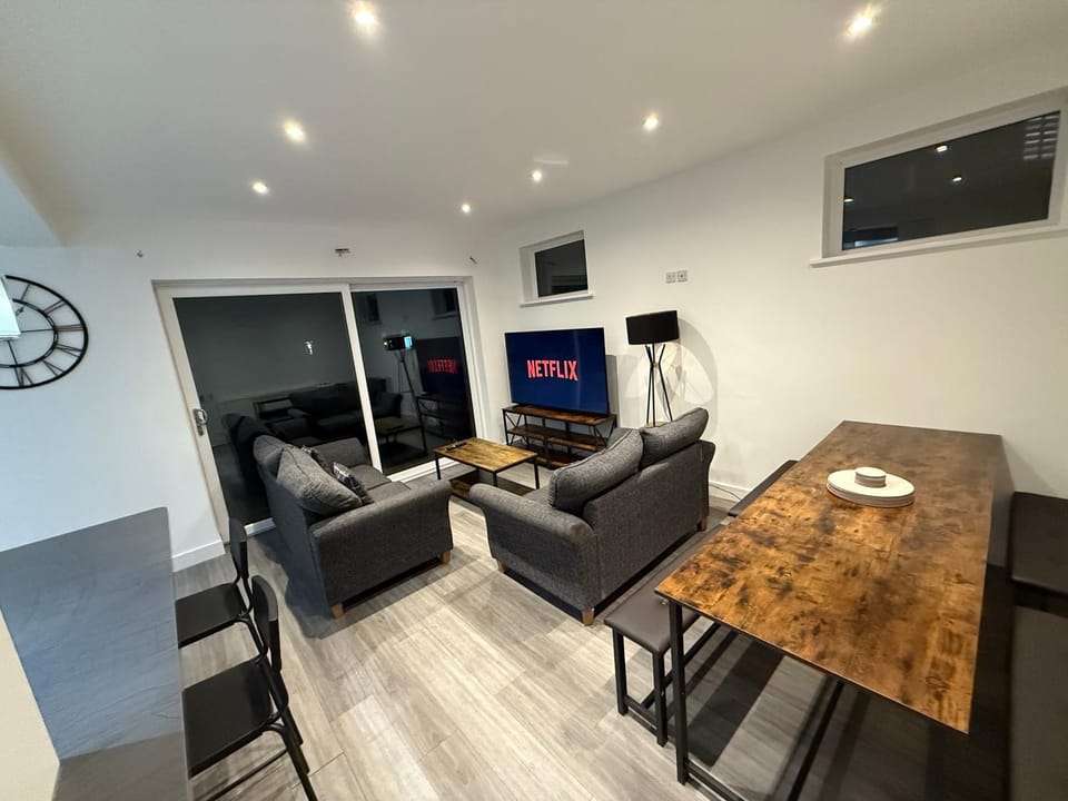 5 bedroom house in Pettswood Apartment in Orpington