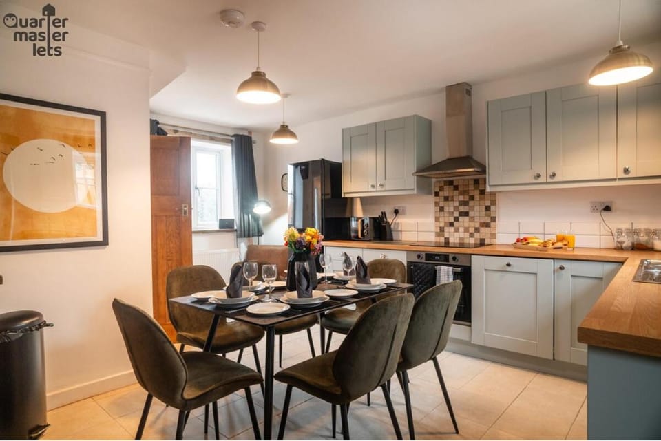 Coffee/tea facilities, Kitchen or kitchenette, Decorative detail, Seating area, Dining area, dishwasher, fireplace, furniture, heating, internet, oven, storage, stove, toaster, laundry, washing machine, dryer, kitchen