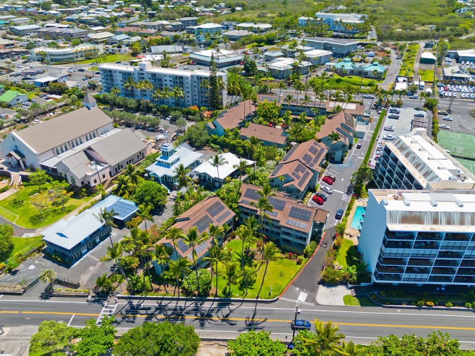 Property building, Day, Neighbourhood, Natural landscape, Bird's eye view, Garden, Tennis court, Swimming pool, Parking