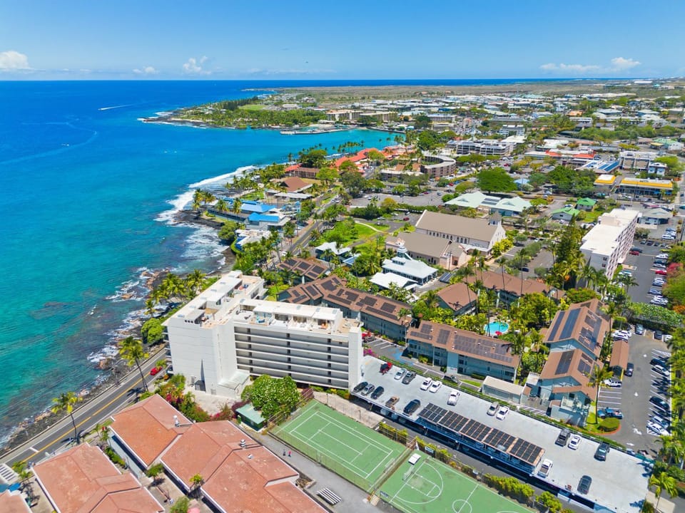 Day, Natural landscape, Bird's eye view, Tennis court, Sea view, Swimming pool, Parking