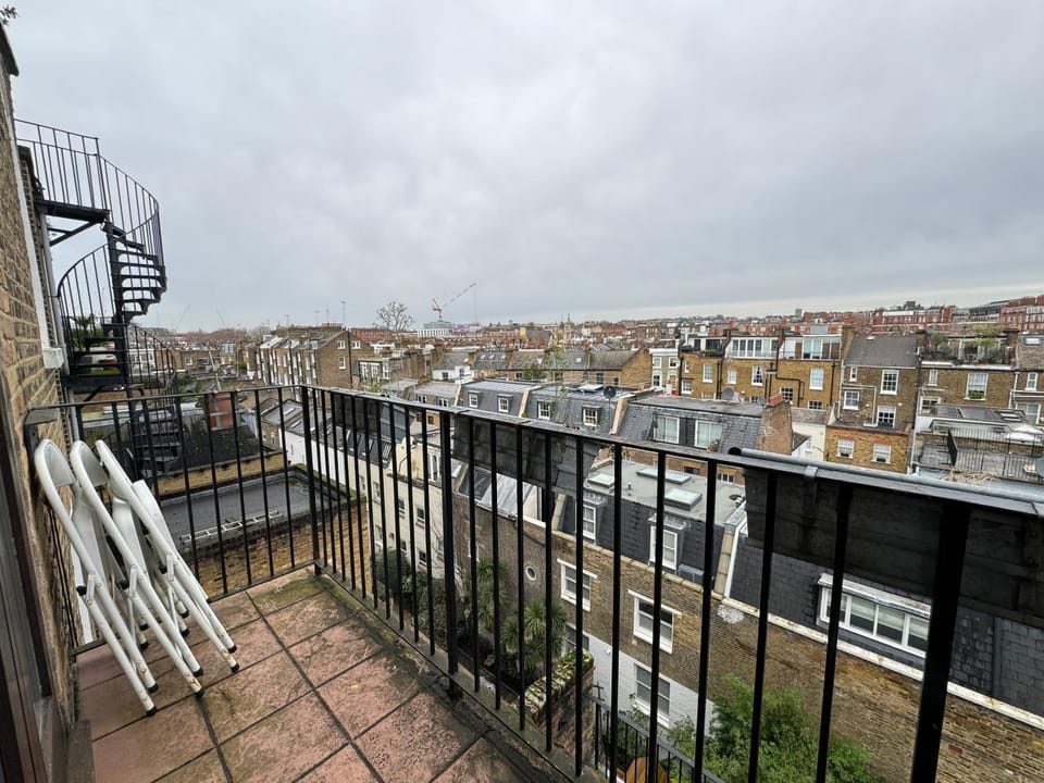 3 Bedroom Suites Kensington Apartment in City of Westminster