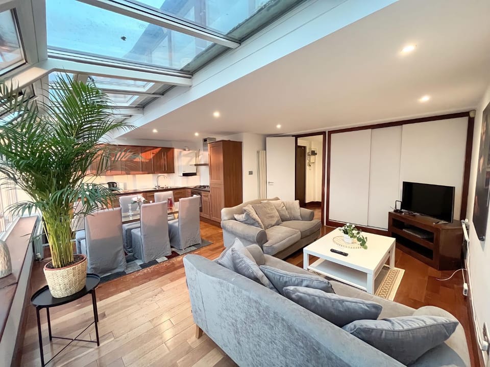 3 Bedroom Suites Kensington Apartment in City of Westminster