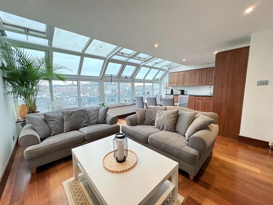 3 Bedroom Suites Kensington Apartment in City of Westminster