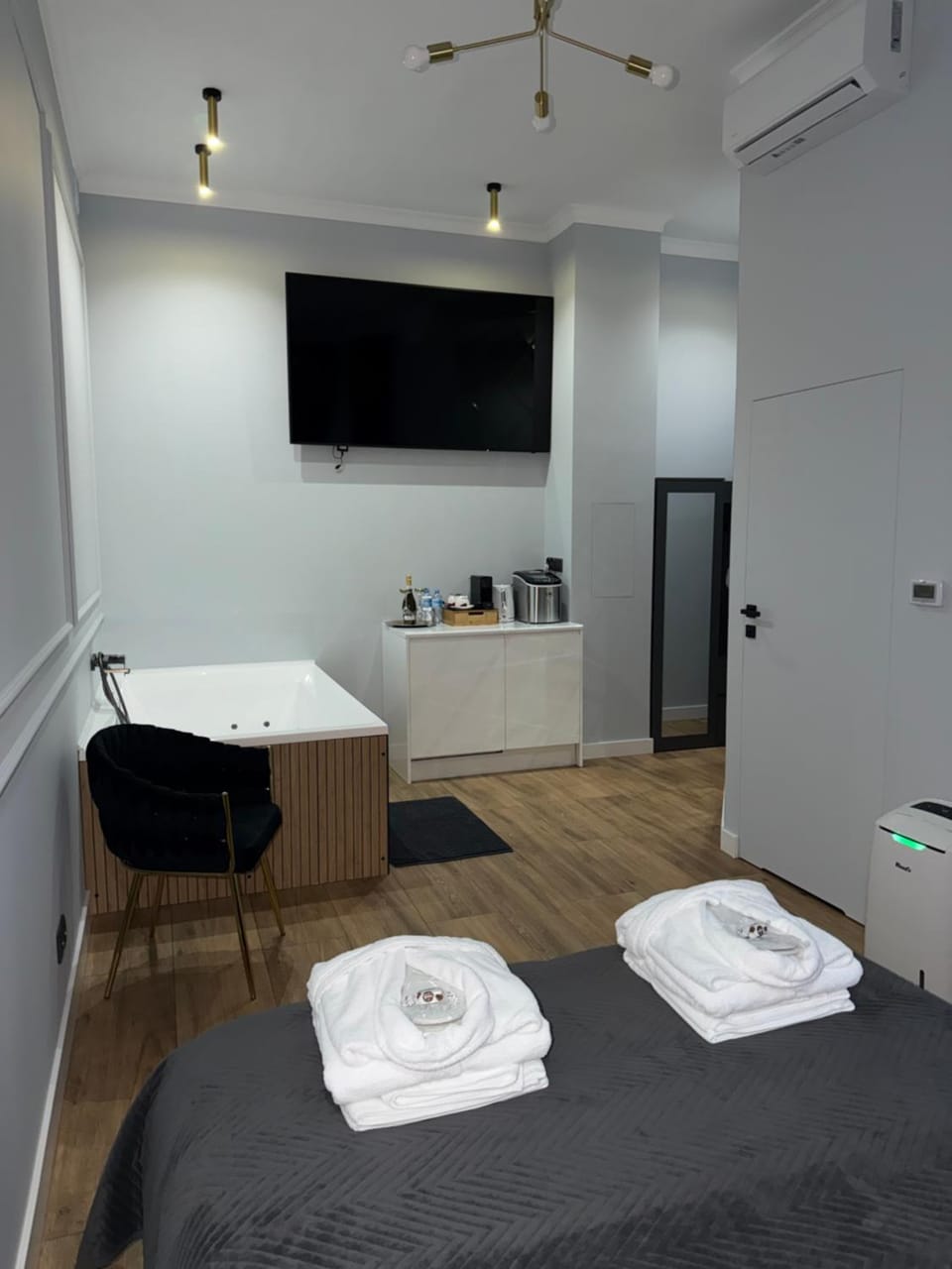 Apartament z Jacuzzi Kraków GREY Miodowa Apartment in Krakow