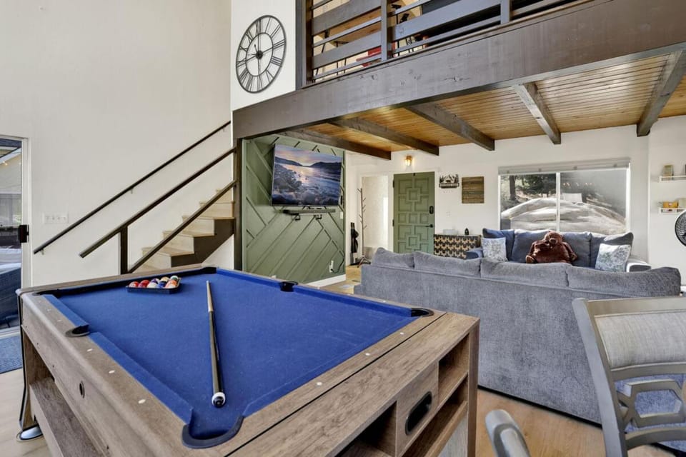 Round Rock Lodge at Big Bear Boulder Bay Modern Retreat w/ Pool Table Minutes to Activities House in Big Bear