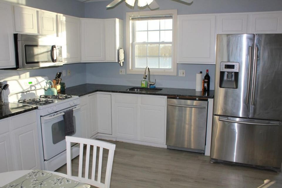 Lake Shore House House in Warwick