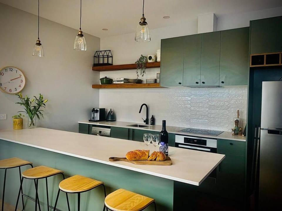 Coffee/tea facilities, Kitchen or kitchenette, Food, stove