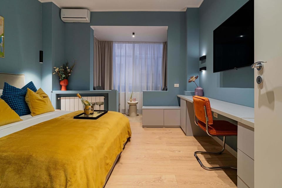 Bed, TV and multimedia, Living room, Seating area, Bedroom, air conditioner